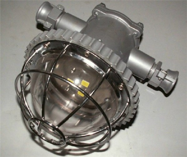 防爆巷道灯|BSG-18矿用巷道灯|LED隔爆型巷道灯 BSG-18(LED)矿用隔爆型巷道灯 产品特点: 1、功耗低,亮度却相当于60W~100W的老式巷道灯。 2、使用寿命长,理论寿命达5万小时以上。 3、高效节能,功率小、发热量低。 4、绿色环保,不含汞等重金属。 5、超白钢化玻璃,透光性更好,照度更高,耐冲击力更强。 该产品采用独特设计,外形美观、结构合理、防爆、抗冲击、抗震动、耐热变、密封性好。各项指标完全符合煤矿用防爆灯具的国家及行业标准,适合在石油、化工、煤矿等爆炸性气体环境中使用。 BT