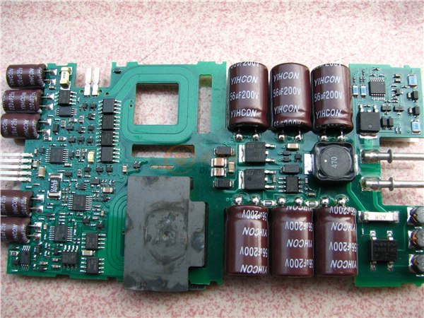 详细请资询:13713768248/陈小姐QQ:1257254093 利用贴片陶瓷电容器介质层的薄层化和多层叠层技术,使电容值大为扩大 单片结构保证有极佳的机械性强度及可靠性 极高的精确度,在进行自动装配时有高度的准确性 因仅有陶瓷和金属构成,故即便在高温,低温环境下亦无渐衰的现象出现,具有较强可靠性与稳定性 低集散电容的特性可完成接近理论值的电路设计 残留诱导系数小,确保上佳的频率特性 因电解电容器领域也获得了电容,故使用寿命延长,更造于具有高可靠性的电源